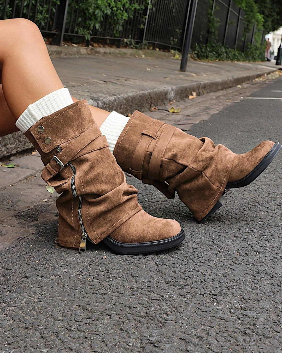 Risco | Botas biker con hebilla y tachuelas